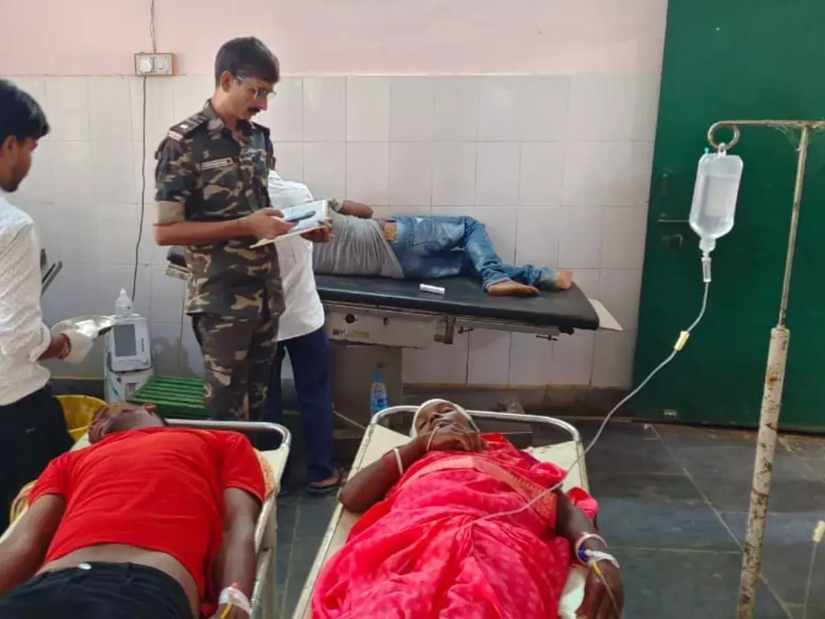 Manoharpur में सड़क हादसा, सवारी गाड़ी पलटी; कई घायल