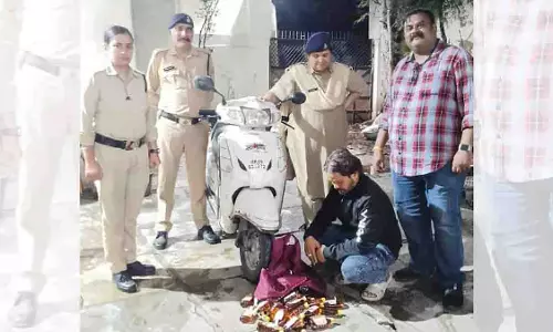 Madhya Pradesh: 1.79 लाख रुपये की शराब के साथ महिला समेत तीन गिरफ्तार Madhya Pradesh: 1.79 लाख रुपये की शराब के साथ महिला समेत तीन गिरफ्तार