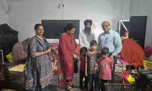 Jalandhar: शिक्षा अधिकारी ने बाढ़ पीड़ित बच्चों को अध्ययन सामग्री दी