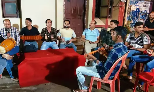 Jabalpur: देर रात तक गूंजते रहे भजन-कीर्तन Jabalpur: देर रात तक गूंजते रहे भजन-कीर्तन