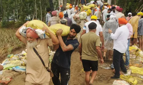 Punjab , हरियाणा, राजस्थान के लोग दरार को पाटने के लिए कड़ी मेहनत कर रहे हैं Punjab , हरियाणा, राजस्थान के लोग दरार को पाटने के लिए कड़ी मेहनत कर रहे हैं