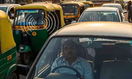MP: हाईवे पर लॉक कार में ड्राइवर के सोने से एक घंटे तक ट्रैफिक जाम MP: हाईवे पर लॉक कार में ड्राइवर के सोने से एक घंटे तक ट्रैफिक जाम
