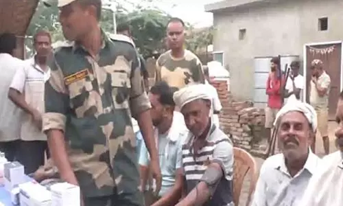 BSF ने फाजिल्का जिले के बाढ़ प्रभावित इलाके में चिकित्सा शिविर लगाया