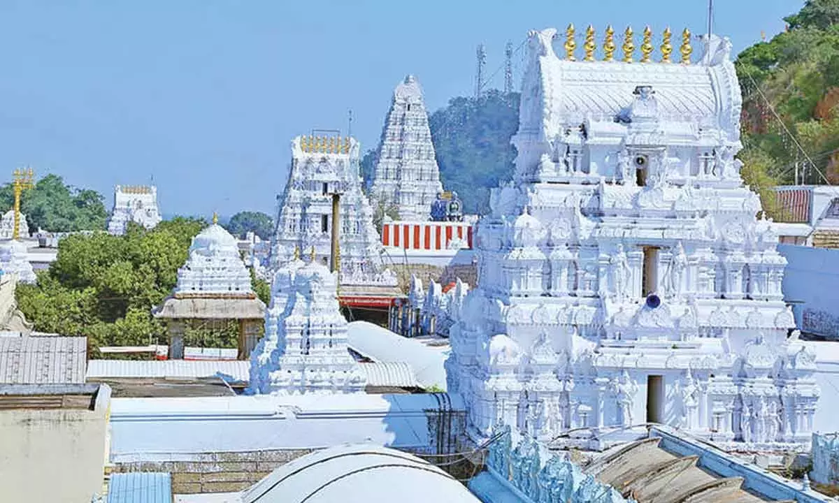 Andhra: श्रीकालाहस्ती विशेष अनुष्ठानों के साथ खुला रहता है Andhra: श्रीकालाहस्ती विशेष अनुष्ठानों के साथ खुला रहता है