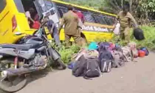 Andhra Pradesh: स्कूल बस के पेड़ों से टकराने से 40 छात्र घायल