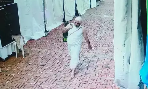 Red Fort से 1.5 करोड़ रुपये के स्वर्ण कलश चोरी के आरोप में यूपी का व्यक्ति गिरफ्तार Red Fort से 1.5 करोड़ रुपये के स्वर्ण कलश चोरी के आरोप में यूपी का व्यक्ति गिरफ्तार