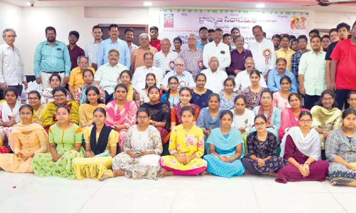 Andhra: 21.5 लाख रुपये की छात्रवृत्ति वितरित