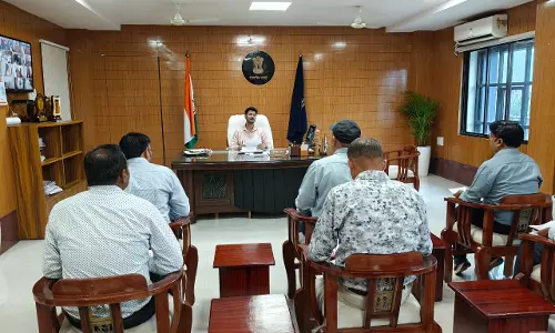 कलेक्टर ने की खाद भण्डारण और वितरण की समीक्षा