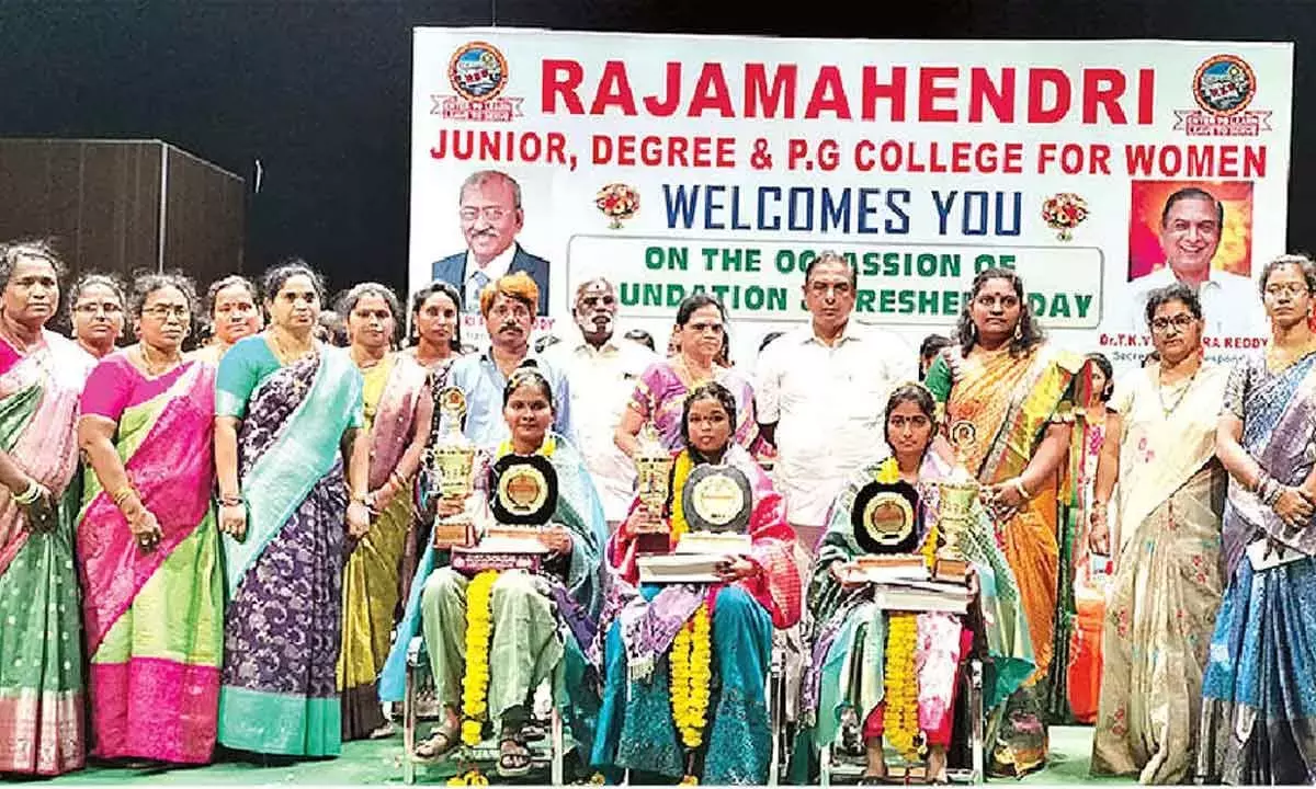Andhra: राजमुंदरी कॉलेज ने फ्रेशर्स डे मनाया Andhra: राजमुंदरी कॉलेज ने फ्रेशर्स डे मनाया