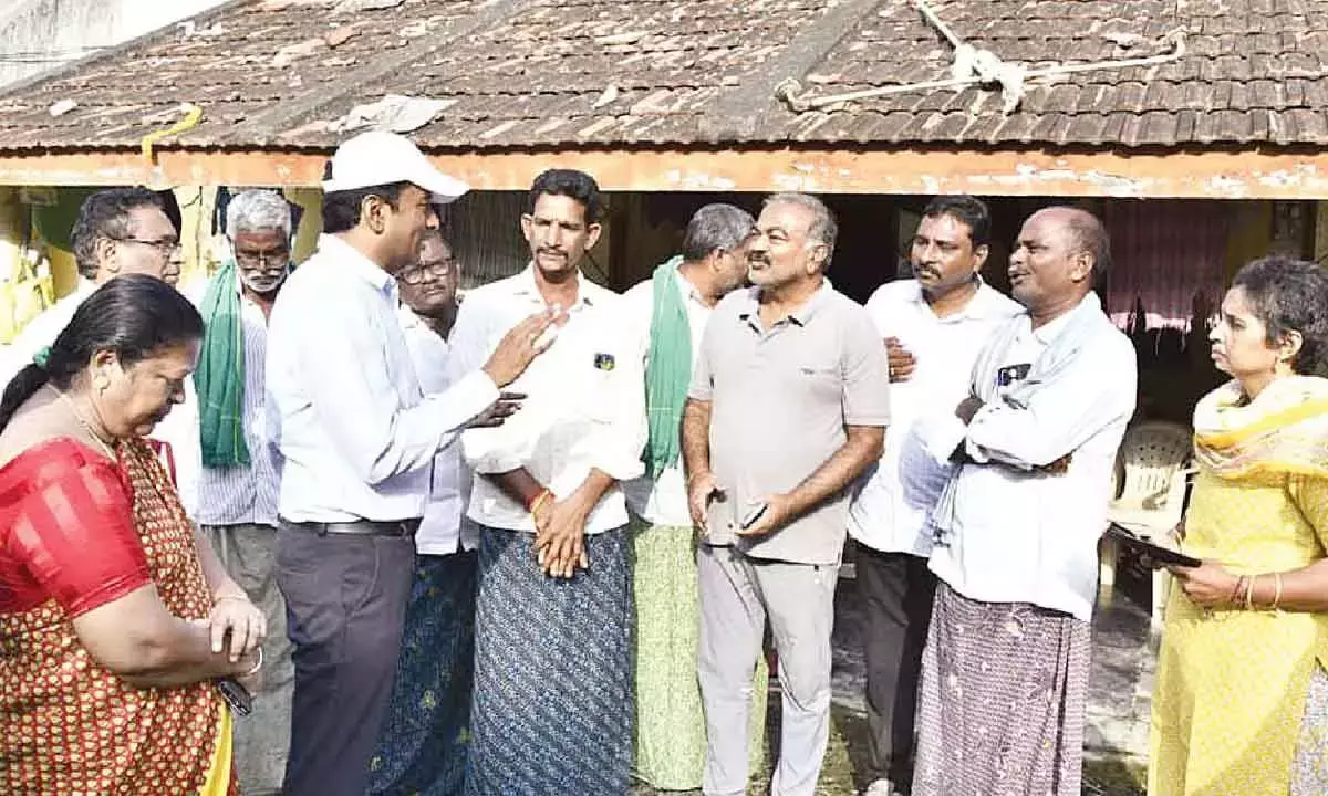 Andhra: कलेक्टर ने यूरिया आपूर्ति के बारे में किसानों को जागरूक करने के लिए गांवों का दौरा किया Andhra: कलेक्टर ने यूरिया आपूर्ति के बारे में किसानों को जागरूक करने के लिए गांवों का दौरा किया