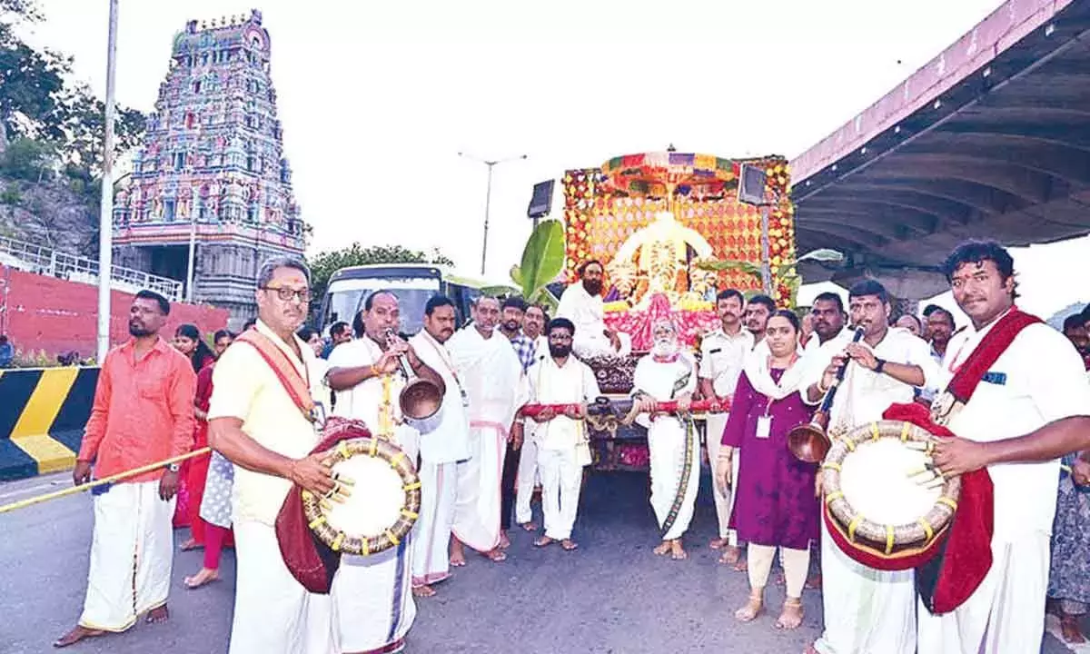 Andhra: पूर्णिमा गिरि प्रदक्षिणा इंद्रकीलाद्री के ऊपर आयोजित की गई