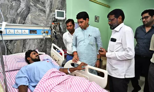 मंत्री टंकराम वर्मा ने अस्पताल पहुँचकर मरीज का जाना हालचाल