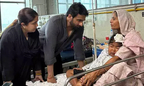 Sonu Sood: बाढ़ प्रभावित पंजाब में 8 वर्षीय अविजोत से की हार्दिक मुलाकात