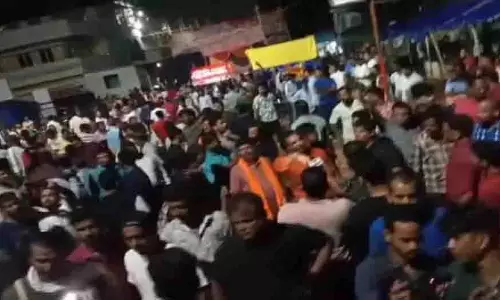 Bhubaneswar: शहीद नगर में जात्रा शो में बिजली गुल होने से अफरा-तफरी मच गई Bhubaneswar: शहीद नगर में जात्रा शो में बिजली गुल होने से अफरा-तफरी मच गई