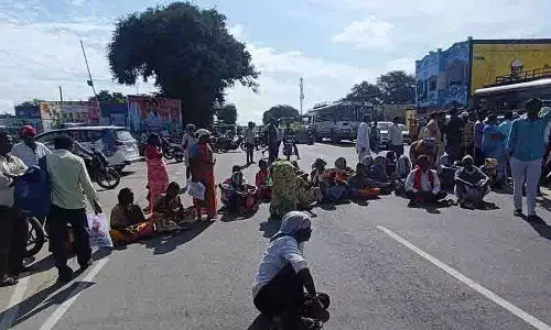 Telangana: सरकारी दावों के बावजूद किसानों को यूरिया की कमी का सामना करना पड़ रहा Telangana: सरकारी दावों के बावजूद किसानों को यूरिया की कमी का सामना करना पड़ रहा
