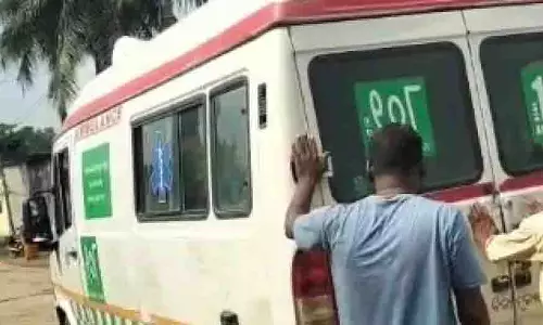 Dhenkanal: 108 एम्बुलेंस खराब, मरीज को दूसरे वाहन से अस्पताल पहुंचाया गया Dhenkanal: 108 एम्बुलेंस खराब, मरीज को दूसरे वाहन से अस्पताल पहुंचाया गया