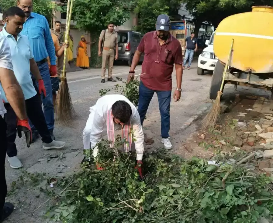 Varanasi: डॉ. दयाशंकर ने खुद उठाया कूड़ा Varanasi: डॉ. दयाशंकर ने खुद उठाया कूड़ा