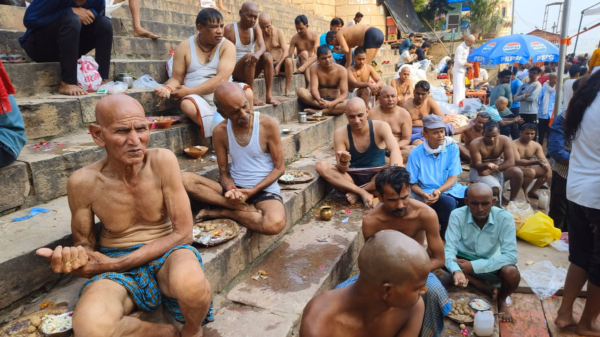 Varanasi: प्रतिपदा श्राद्ध में जनसैलाब, मंदिरों में उमड़ी भीड़ Varanasi: प्रतिपदा श्राद्ध में जनसैलाब, मंदिरों में उमड़ी भीड़