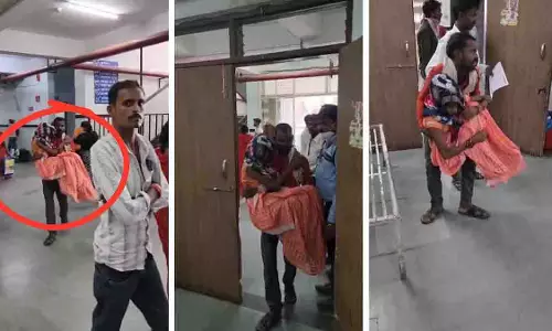 Madhya Pradesh: छतरपुर में एक व्यक्ति बीमार पत्नी को अस्पताल ले जाता हुआ Madhya Pradesh: छतरपुर में एक व्यक्ति बीमार पत्नी को अस्पताल ले जाता हुआ
