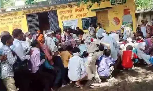 Bhind: किसानों पर लाठीचार्ज, खाद वितरण व्यवस्था पर उठे सवाल Bhind: किसानों पर लाठीचार्ज, खाद वितरण व्यवस्था पर उठे सवाल