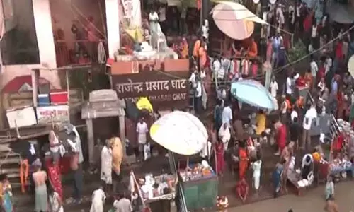 Varanasi: पूर्ण चंद्रग्रहण के बाद श्रद्धालुओं ने गंगा नदी में पवित्र डुबकी लगाई Varanasi: पूर्ण चंद्रग्रहण के बाद श्रद्धालुओं ने गंगा नदी में पवित्र डुबकी लगाई