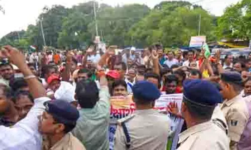 Bihar: पटना में जदयू कार्यालय के बाहर परिचारी संघ का विरोध प्रदर्शन Bihar: पटना में जदयू कार्यालय के बाहर परिचारी संघ का विरोध प्रदर्शन