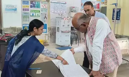 Kanpur: 8 कर्मचारियों की अनुपस्थिति पर DM ने लिया कड़ा कदम Kanpur: 8 कर्मचारियों की अनुपस्थिति पर DM ने लिया कड़ा कदम