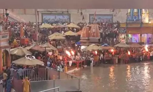 Haridwar: पूर्ण चंद्रग्रहण के बाद श्रद्धालुओं ने गंगा नदी में पवित्र डुबकी लगाई Haridwar: पूर्ण चंद्रग्रहण के बाद श्रद्धालुओं ने गंगा नदी में पवित्र डुबकी लगाई