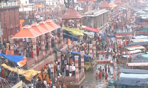 Ayodhya: पूर्ण चंद्रग्रहण के बाद श्रद्धालुओं ने सरयू नदी में डुबकी लगाई