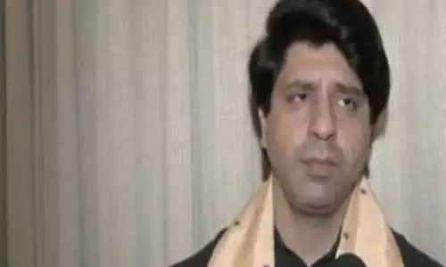 बिहार बाढ़ दौरे पर कांग्रेस सांसद तारिक अनवर को स्थानीय लोगों ने घेरा, BJP ने कहा वीवीआईपी मोड