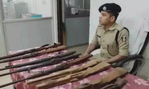 Odisha: 127 किलोग्राम गांजा के साथ दो गिरफ्तार, 5 देसी बंदूकें जब्त Odisha: 127 किलोग्राम गांजा के साथ दो गिरफ्तार, 5 देसी बंदूकें जब्त