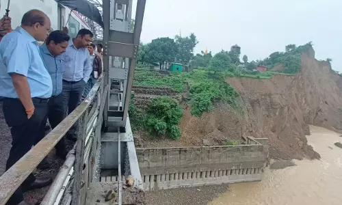 Jammu: सभी रेलवे पुलों की जांच के लिए मंडल प्रबंधक ने किया निरीक्षण