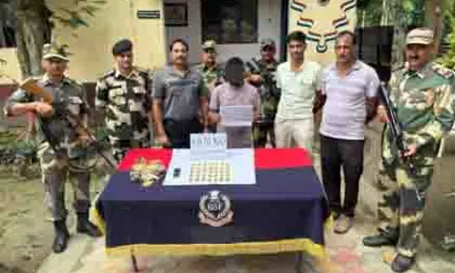 BSF ने सोना तस्कर को पकड़ा, सीमा पर 5 करोड़ रुपये का सोना बरामद BSF ने सोना तस्कर को पकड़ा, सीमा पर 5 करोड़ रुपये का सोना बरामद
