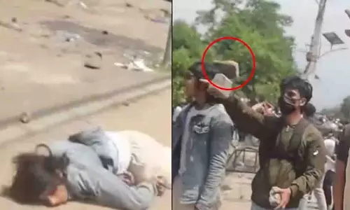 नेपाल में Gen-Z विरोध प्रदर्शन के दौरान हिंसा, युवक पत्थर लगने से बेहोश नेपाल में Gen-Z विरोध प्रदर्शन के दौरान हिंसा, युवक पत्थर लगने से बेहोश