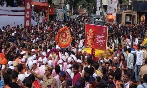 गणेश मंडलों ने पवित्रता बनाए रखी, विसर्जन में देरी; पुलिस की नावें तैयार