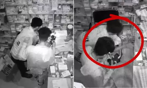 MP: छतरपुर में मेडिकल स्टोर में सेंध लगाते दो चोर कैमरे में कैद MP: छतरपुर में मेडिकल स्टोर में सेंध लगाते दो चोर कैमरे में कैद