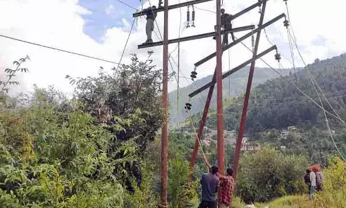 Himachal में 823 सड़कें अवरुद्ध, बिजली आपूर्ति बाधित Himachal में 823 सड़कें अवरुद्ध, बिजली आपूर्ति बाधित