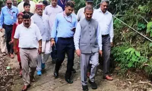 Himachal CM ने सुजानपुर में प्रत्येक विस्थापित परिवार के लिए 8.7 लाख रुपये की राहत की घोषणा की Himachal CM ने सुजानपुर में प्रत्येक विस्थापित परिवार के लिए 8.7 लाख रुपये की राहत की घोषणा की
