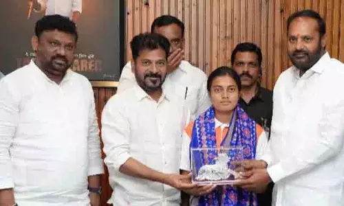 Telangana CM ने चिकिथा को ओलंपिक सपने के लिए पूर्ण समर्थन का वादा किया Telangana CM ने चिकिथा को ओलंपिक सपने के लिए पूर्ण समर्थन का वादा किया