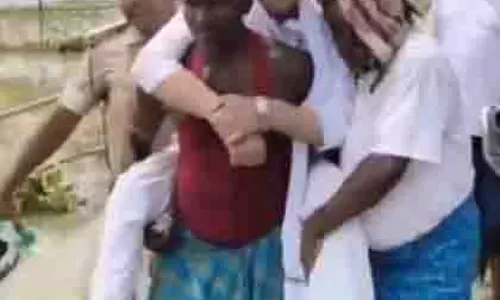 Bihar: कांग्रेस सांसद का ‘कंधे दौरा’, बाढ़ निरीक्षण पर सियासत तेज