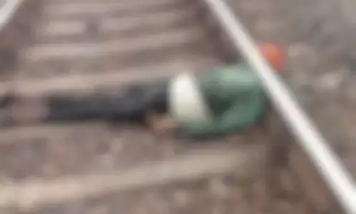 ट्रेन की चपेट में आया युवक, मौके पर मौत, आत्महत्या की आशंका ट्रेन की चपेट में आया युवक, मौके पर मौत, आत्महत्या की आशंका