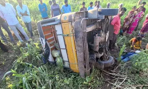 सीमेंट से भरा ऑटो पलटा.. चालक की मौके पर ही मौत सीमेंट से भरा ऑटो पलटा.. चालक की मौके पर ही मौत