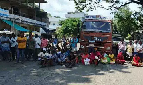 Telangana: यूरिया संकट, पेड्डापल्ली के किसानों ने प्रदर्शन कर रोका यातायात Telangana: यूरिया संकट, पेड्डापल्ली के किसानों ने प्रदर्शन कर रोका यातायात