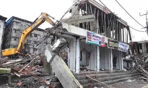 Thane: हाईकोर्ट के आदेश पर नगर निगम ने अवैध निर्माण तोड़ा