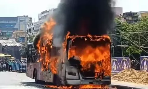Tegaria में एसी बस में लगी भयानक आग, बीच सड़क पर जलती रही लपटें Tegaria में एसी बस में लगी भयानक आग, बीच सड़क पर जलती रही लपटें