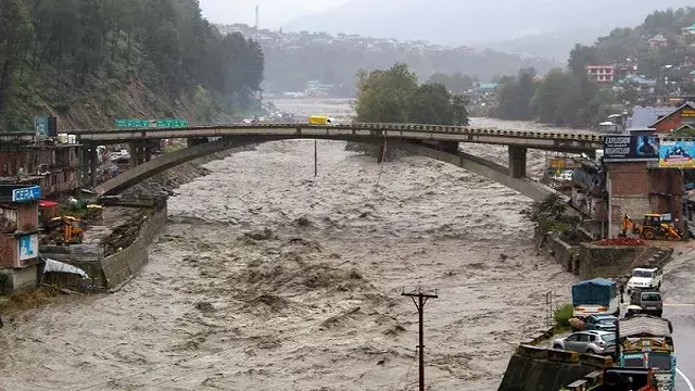 Himachal Pradesh: मानसून का कहर जारी, 744 सड़कें अवरुद्ध, 472 जलापूर्ति योजनाएं प्रभावित