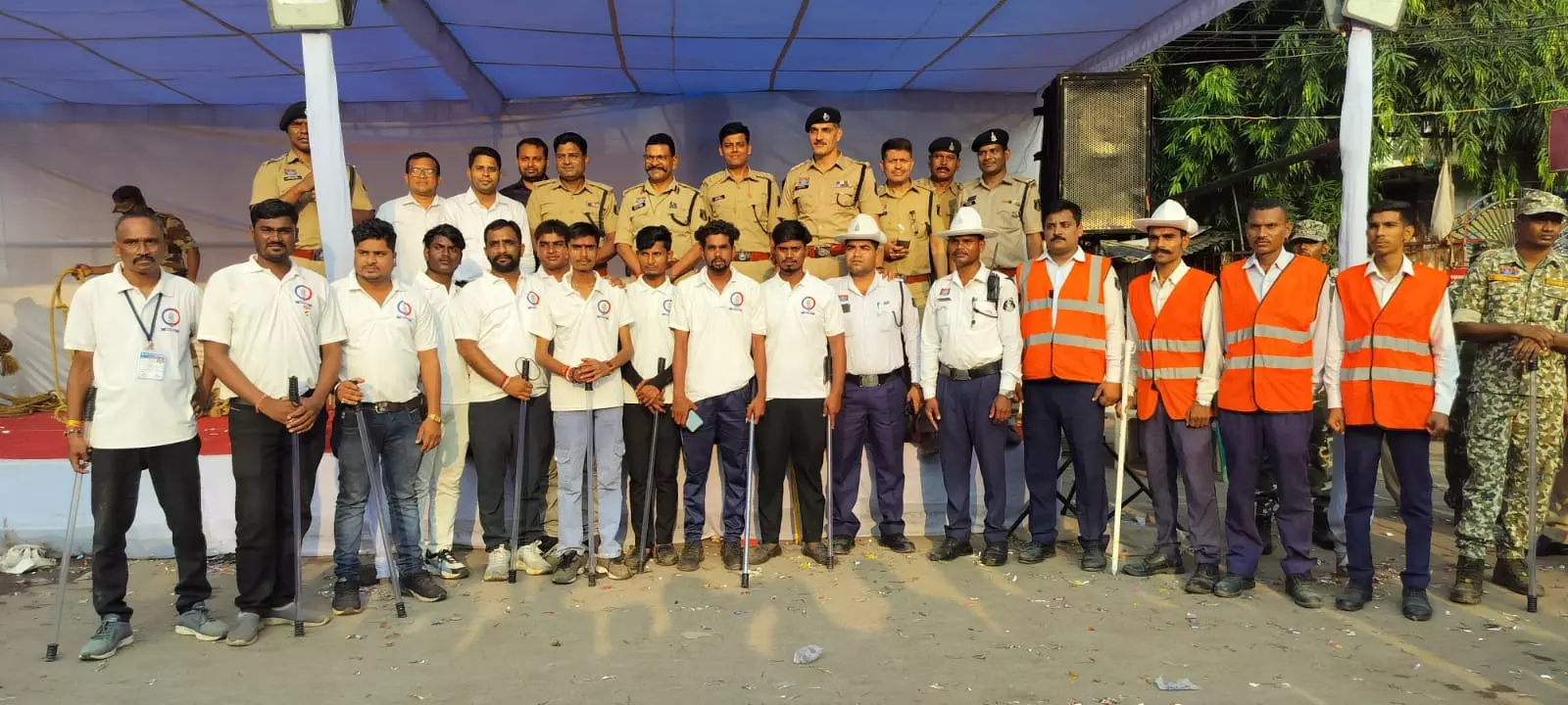 रायपुर में गणेश विसर्जन शोभायात्रा संपन्न, एसपी लाल उम्मेद सिंह ने जवानों के साथ खिंचवाई तस्वीर रायपुर में गणेश विसर्जन शोभायात्रा संपन्न, एसपी लाल उम्मेद सिंह ने जवानों के साथ खिंचवाई तस्वीर