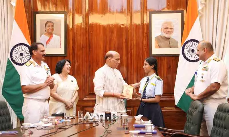 राजनाथ ने नौसेना के स्कूली बच्चों से मुलाकात की राजनाथ ने नौसेना के स्कूली बच्चों से मुलाकात की