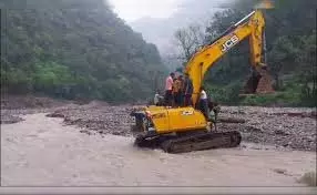 Uttarakhand: सड़क काटने में लगी जेसीबी मशीन नदी में फंसी, मची अफरा-तफरी Uttarakhand: सड़क काटने में लगी जेसीबी मशीन नदी में फंसी, मची अफरा-तफरी
