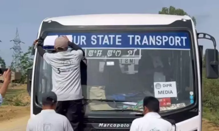 Manipur: उखरुल में हथियारबंद लोगों ने यात्री बस रोकी Manipur: उखरुल में हथियारबंद लोगों ने यात्री बस रोकी